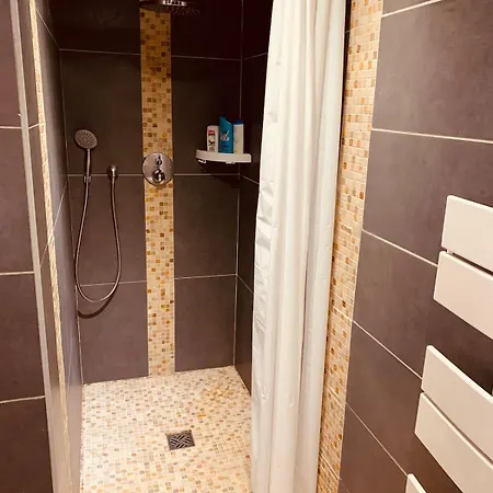 New Renovated Spacious 2 Bedroom Ac 300m From Lägenhet Juan-les-Pins