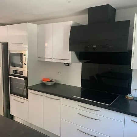 New Renovated Spacious 2 Bedroom Ac 300m From Lägenhet
