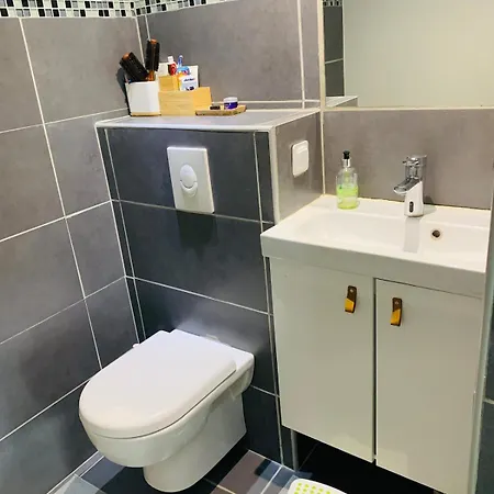 New Renovated Spacious 2 Bedroom Ac 300m From Lägenhet *