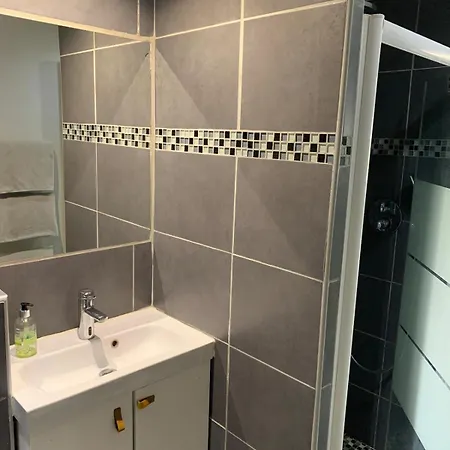 Lägenhet New Renovated Spacious 2 Bedroom Ac 300m From *