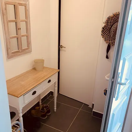 New Renovated Spacious 2 Bedroom Ac 300m From Apartment *