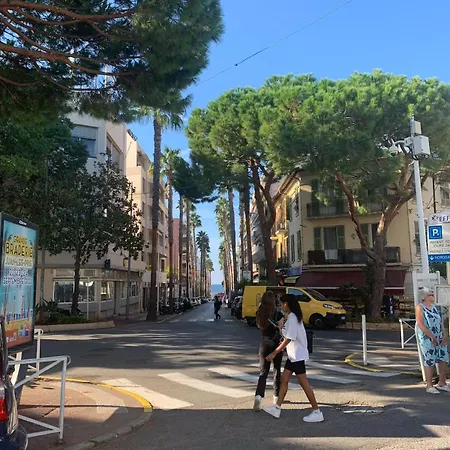 New Renovated Spacious 2 Bedroom Ac 300m From 公寓