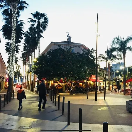 New Renovated Spacious 2 Bedroom Ac 300m From